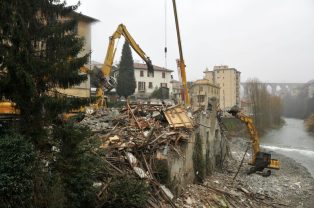 Nella foto - Laboratorio Sociale Alessandria